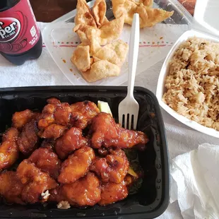 Spicy General Tos w/fried rice &amp; order of rangoons