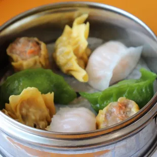 Every kind of dumpling is very delicious without dipping it in sauce. When I got home, I used the microwave and it was still delicious. I wa