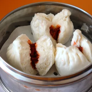 You must eat the barbecued pork buns, they are so delicious that they are indescribable