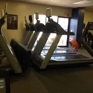 10 treadmills