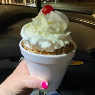 Hot fudge sundae