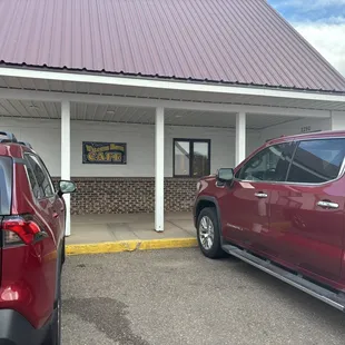 Headsup that entrance to restaurant is around the back. Street facing door appears to be a service entrance