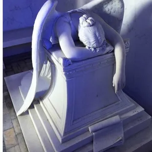 Fallen Angel inside the tomb of Hyams