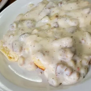 a plate of chicken and gravy