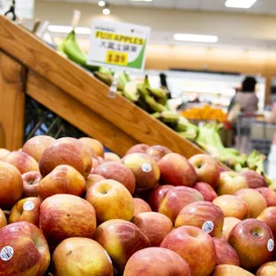 a large pile of apples