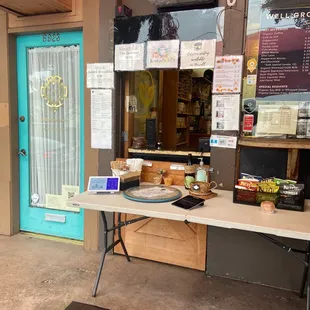 the outside of a coffee shop