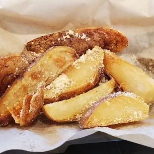 Rosemary parmesan fries with no rosemary at all. And count the wedges, 7-8 slices for the price? And doesn't match the description.