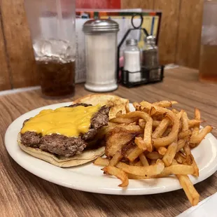 Cheeseburger at Nashville&apos;s old meat and three, Wendell Smith&apos;s Restaurant.