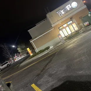 7 pm on a Tuesday and insides closed an no one's at the voice com. Waited 20 whole minutes and not even a fuck off.