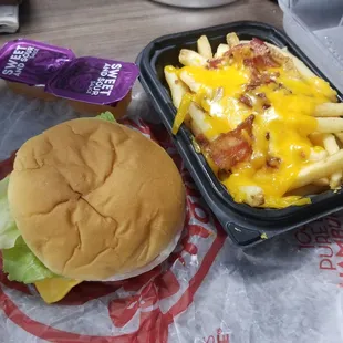 Cheeseburger deluxe. Baconator fwies