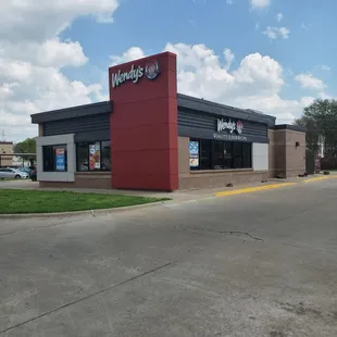 Wendy&apos;s/8436 Highway 6 North