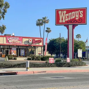 the front of a wendy&apos;s restaurant
