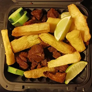 Yuca con chicharrones de cerdo