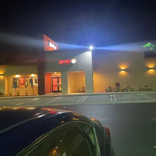 the front of a restaurant at night