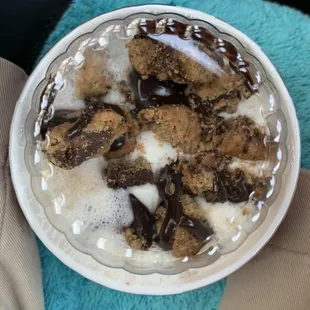 Vanilla ice cream, crumble + choco syrup