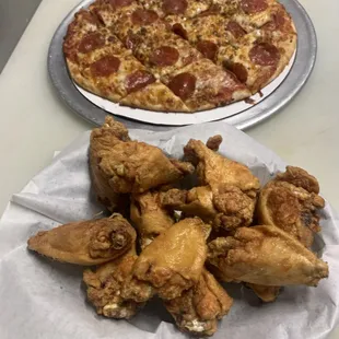 WINGS &amp; PIZZA