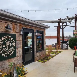 the outside of a restaurant