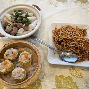 Rice rolls w spare ribs, siu Mai, e-fu noodles