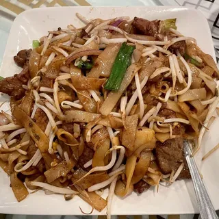 Pan Fried Beef with Rice Noodle Dinner