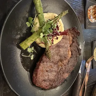 Waygu and mashed potatoes with asparagus