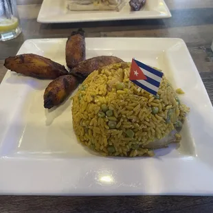 Chicken and yellow rice with plantains
