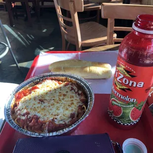 Spaghetti with breadsticks