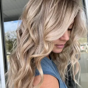 this look can be achieved with balayage or blonde highlights and a shadow root