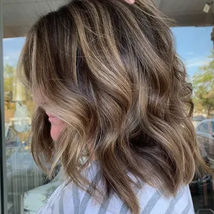 This look can be achieved with foil highlights or balayage