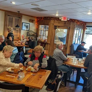 Sizable lunch crowd