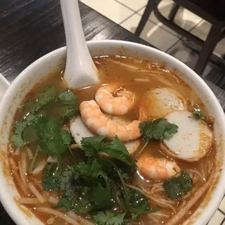 W9. Seafood Ton Yum Mee Hoon Noodle Soup