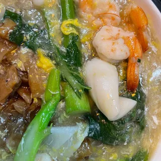 U6. Egg and Seafood Fried Noodle