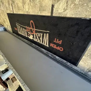 the sign for the restaurant