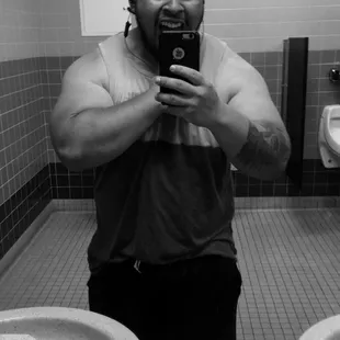 The bathroom mirrors here are great for flexing ;)