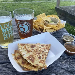 Sixer beer, Amber Ale, steak quesadilla, chips and guac