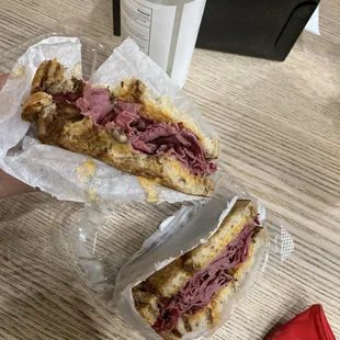 The New Yorker Hot Sandwich (No coleslaw)