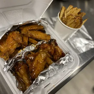 food, chicken wings and fried chicken