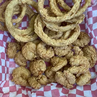 Fried shrimp basket with onion rings