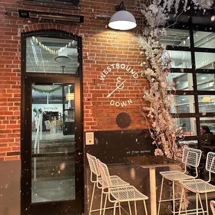 the outside of a restaurant