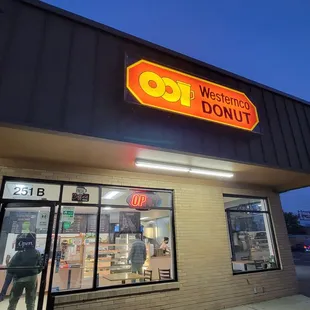 Main entrance to Westernco Donut in Renton, Washington!