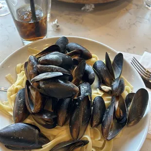 a plate of pasta with mussellings
