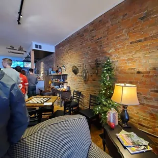 Long lines. Cute decor.
