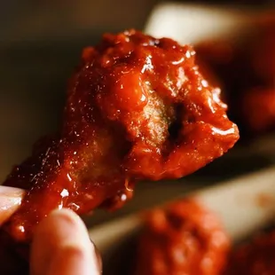 Hot wings tasted like they were frozen.