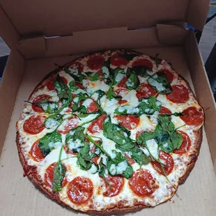 Cauliflower crust with spinach  and pepperoni we all love a Cauliflower crust