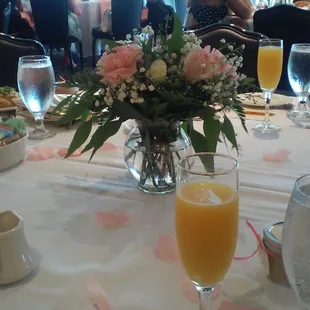 Tablesetting with mimosas