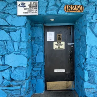 Wet Lounge Entrance