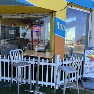 the outside of a restaurant