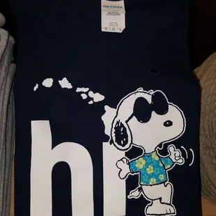 Lookit! Snoopy making da "shaka" sign on this t-shirt!