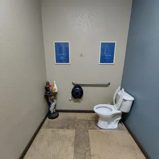 Men&apos;s restroom