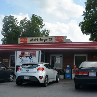 ows cars parked in front of a restaurant