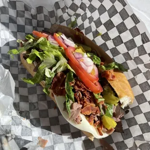 ows a sandwich in a basket
